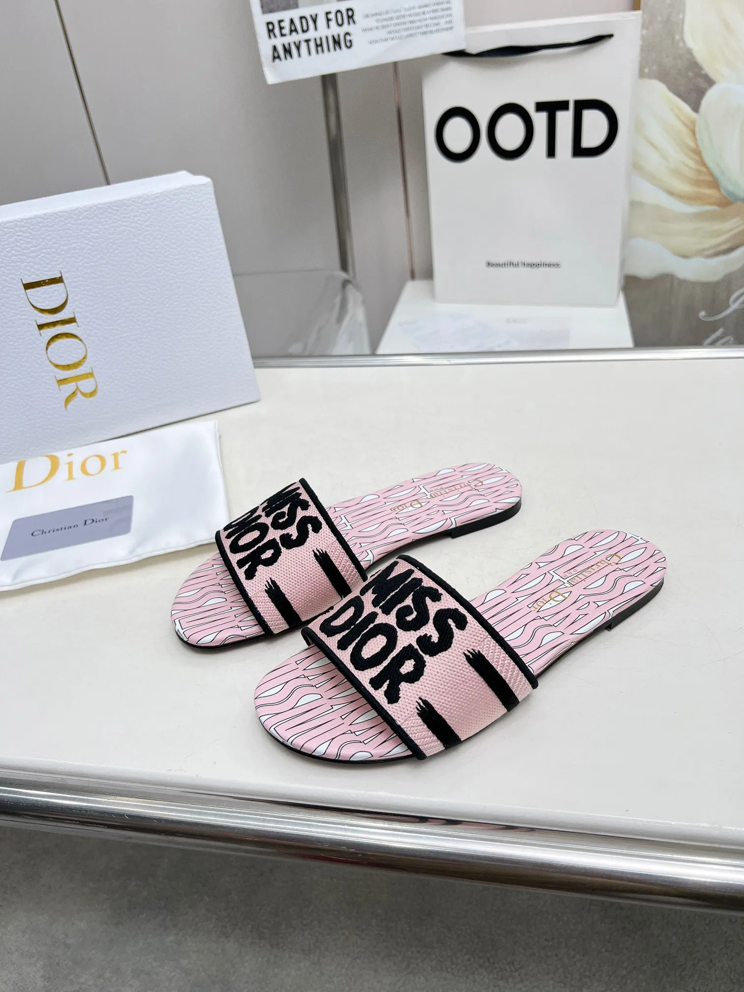 👟👟Ex-factory price 300👟👟 •Dior women's presbyopic embroidered leather-soled slippers Christian Dior has always been synonymous with magnificence and elegance, and has always been at the top of the fashion world👍 What is particularly worth mentioning is: the embroidered ✨ pattern on the sole, which reproduces one of the cherished symbols of Christian Dior✅More than a hundred colors to choose from ◽️️Upper: selected top-quality embroidered cotton ◽️Inner lining: imported sheepskin ◽Number 35-40 (41.42.43 customized)